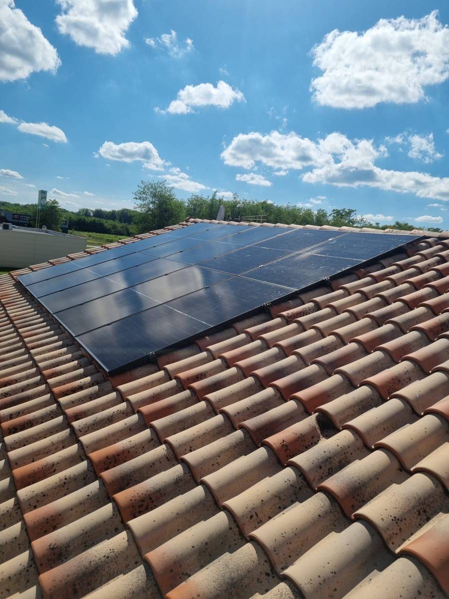 nstallation photovoltaïque de 10 kWc sur toiture à deux pans à Podensac — 20 modules Jinko Tiger Neo all-black répartis est-ouest.