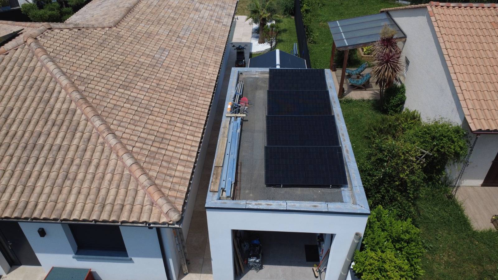 Vue d'ensemble du chantier : l'installation de 5 kWc répartie sur les deux toitures, en tuiles et en terrasse, pour optimiser la production.