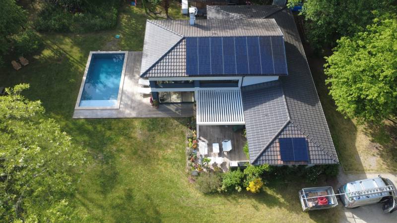  Installation terminée — intégration soignée sur toiture ardoise en Gironde.