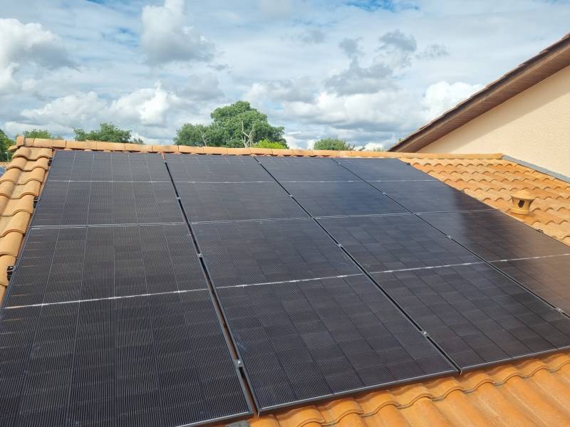 Panneaux Jinko Tiger Neo 500 Wc bi-verre et micro-onduleurs HYXiPOWER posés en surimposition à Pessac par Énergie Sol'R.