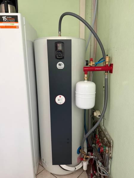 Ballon thermodynamique Thermor Aeromax Split 270 L installé en local technique à Boisredon (17)