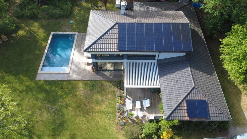 Deux champs de panneaux sur orientations distinctes — configuration multi-pans optimisée par Energie Sol'R.