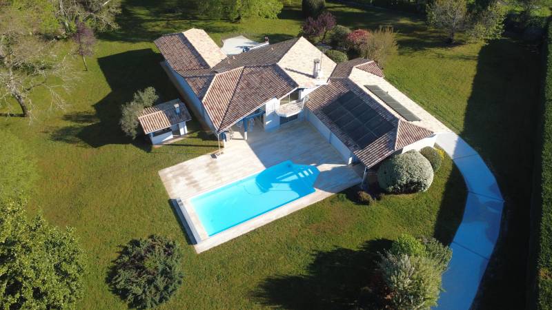 Installation photovoltaïque sur toiture tuile en Gironde — vue drone d'ensemble.