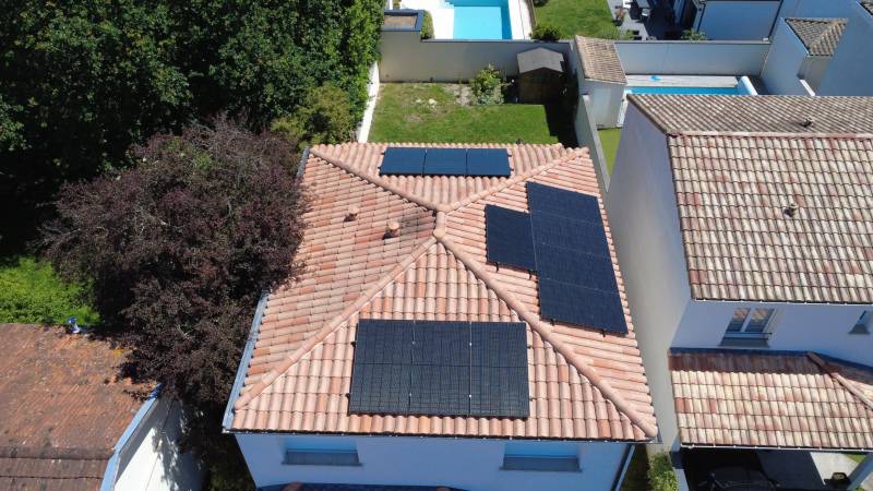 Pose de panneaux solaires à Talence vue du ciel – installation en autoconsommation réalisée par Energie Sol'R en Gironde