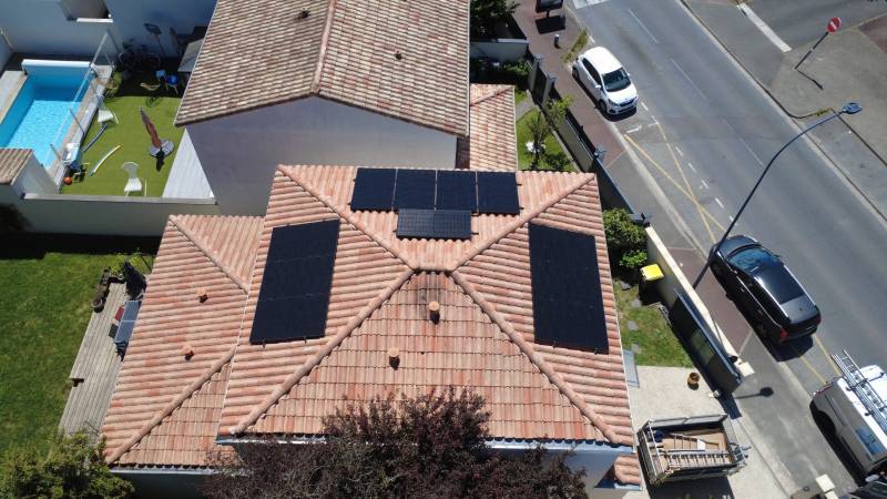 Vue aérienne d'une installation photovoltaïque à Talence panneaux DualSun intégrés en surimposition sur toiture tuiles