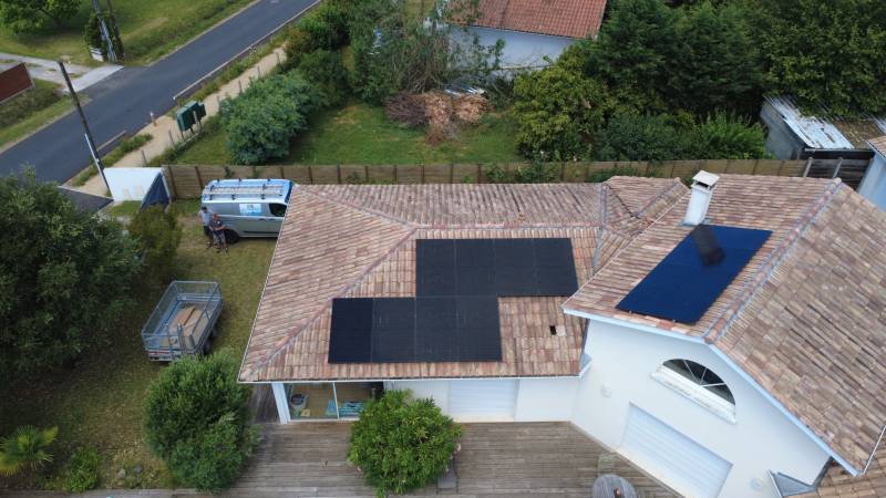 Installation photovoltaïque 6 kWc au Porge : panneaux DualSun répartis sur une toiture en tuiles à plusieurs pans
