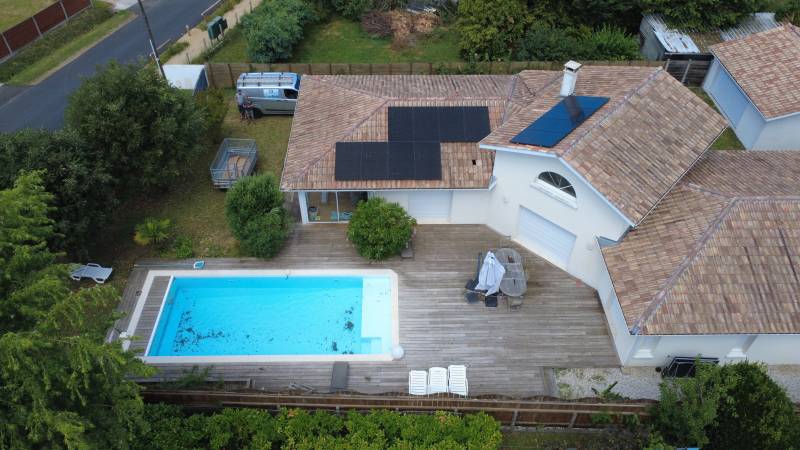 Répartition des modules photovoltaïques sur les différents versants d'une toiture multi-pans au Porge