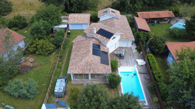 Panneaux solaires DualSun bi-verre bifaciaux posés sur toiture en tuiles au Porge en Gironde
