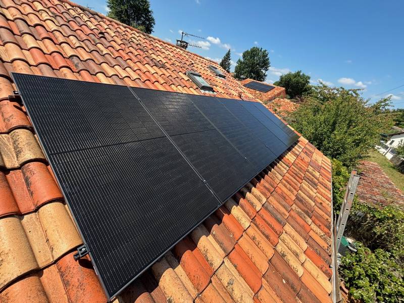 Panneaux solaires photovoltaïques DualSun posés sur toiture en tuiles en Gironde (33) — installation RGE QualiPV par Énergie Sol'R