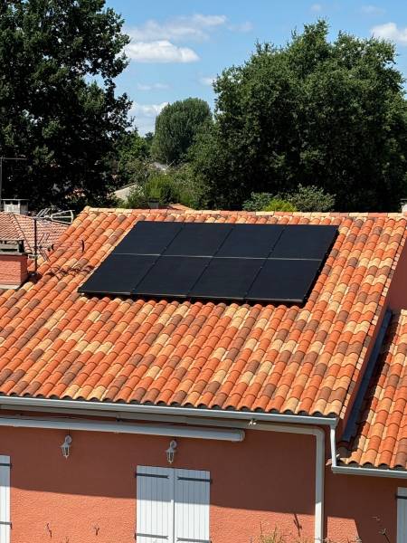 Vue d'ensemble d'une installation solaire en autoconsommation sur maison individuelle en Gironde — Énergie Sol'R, expert photovoltaïque à Bordeaux