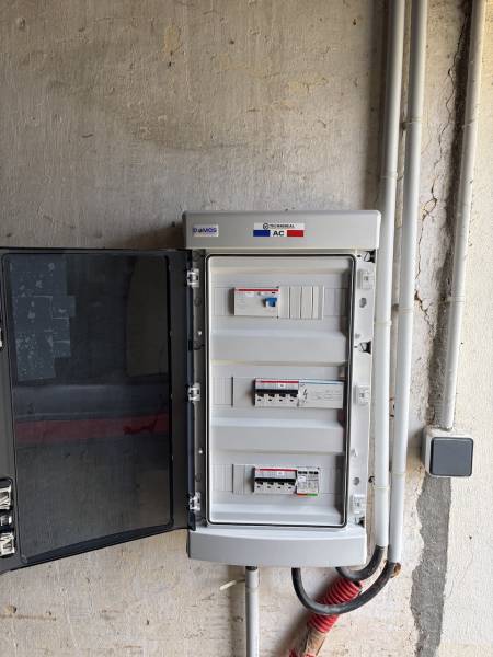 Coffret AC triphasé d'une centrale solaire à Bazas proche Bordeaux en Gironde 