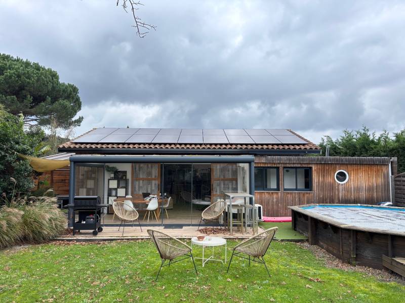 Installation photovoltaïque full black sur maison contemporaine bardage bois à Villenave-d'Ornon – Energie Sol'R, installateur RGE QualiPV en Gironde