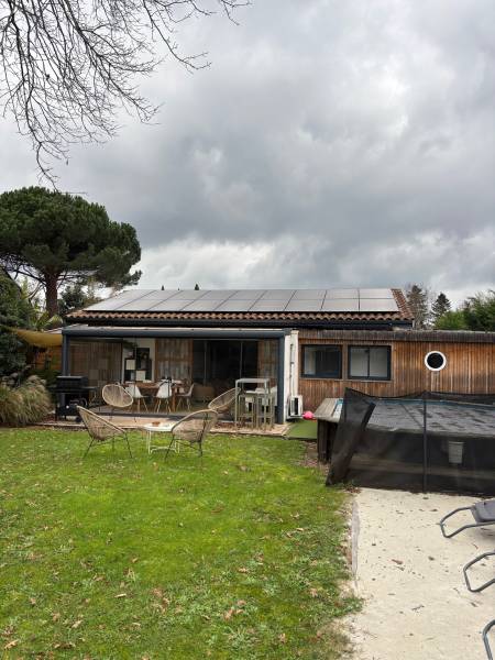 Vue du jardin après installation solaire à Villenave-d'Ornon – panneaux full black en surimposition toiture tuiles, piscine hors-sol et pergola bioclimatique