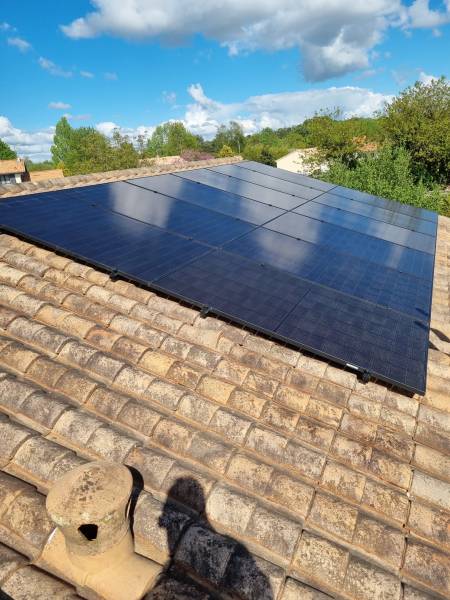 Installation photovoltaïque 9 kWc en surimposition à Le Pian-Médoc (Gironde) – 18 panneaux DualSun orientés plein Sud.