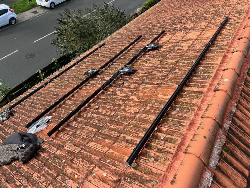 Pose des rails de fixation noirs et raccordement des micro-onduleurs en toiture – chantier photovoltaïque à La Teste-de-Buch par Energie Sol'R