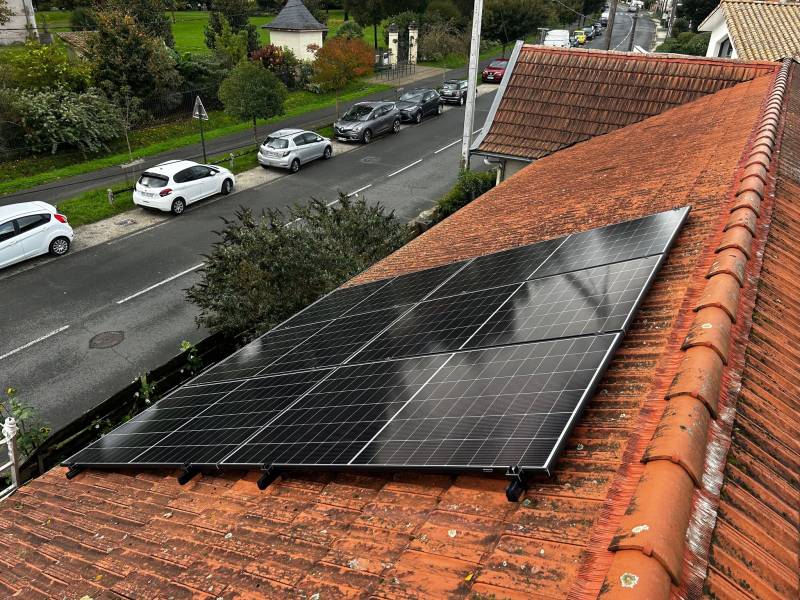 Vue plongeante après installation des 8 panneaux full black à La Teste-de-Buch – intégration discrète sur toiture tuiles en centre-bourg