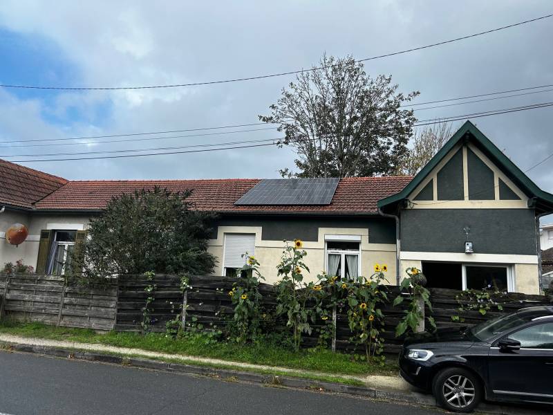 Installation photovoltaïque full black sur maison ancienne à La Teste-de-Buch – 8 panneaux en surimposition toiture tuiles, réalisation Energie Sol'R sur le Bassin d'Arcachon