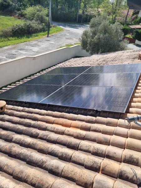 Panneaux solaires DualSun Flash all-black posés en surimposition à Le Pian-Médoc par Énergie Sol'R.