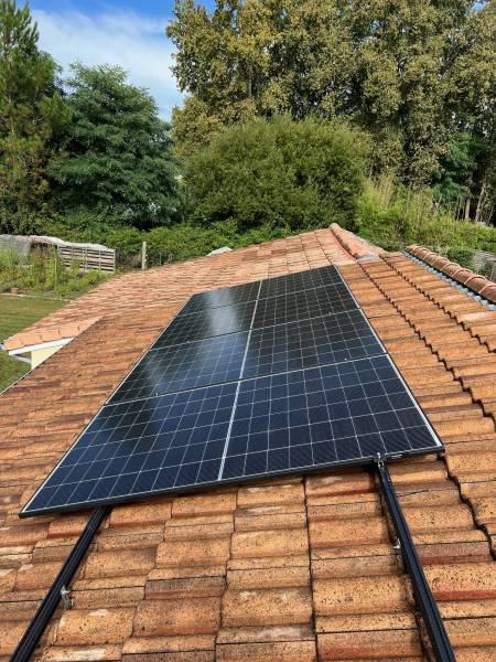 Installer des panneaux solaires avant de refaire sa toiture à Bordeaux : bonne ou mauvaise idée ?