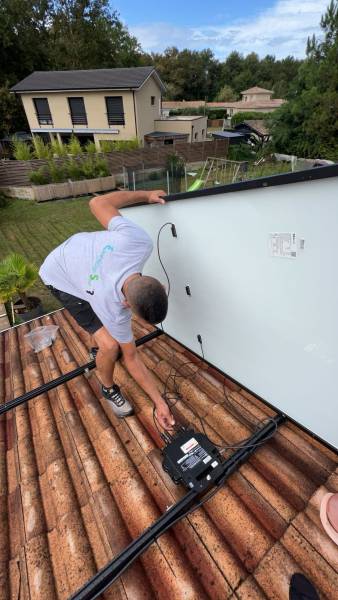 Installer des panneaux solaires avant de refaire sa toiture à Bordeaux : bonne ou mauvaise idée ?