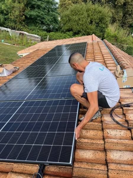 Installer des panneaux solaires avant de refaire sa toiture à Bordeaux : bonne ou mauvaise idée ?