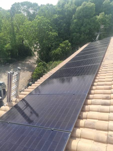  Les 12 panneaux DualSun Flash 500 alignés plein sud sur la toiture en tuiles, pour une puissance totale de 6 kWc.