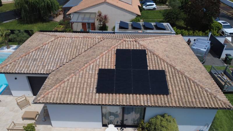 Les composants d'une installation solaire photovoltaïque : panneaux, micro-onduleurs, fixations et supervision