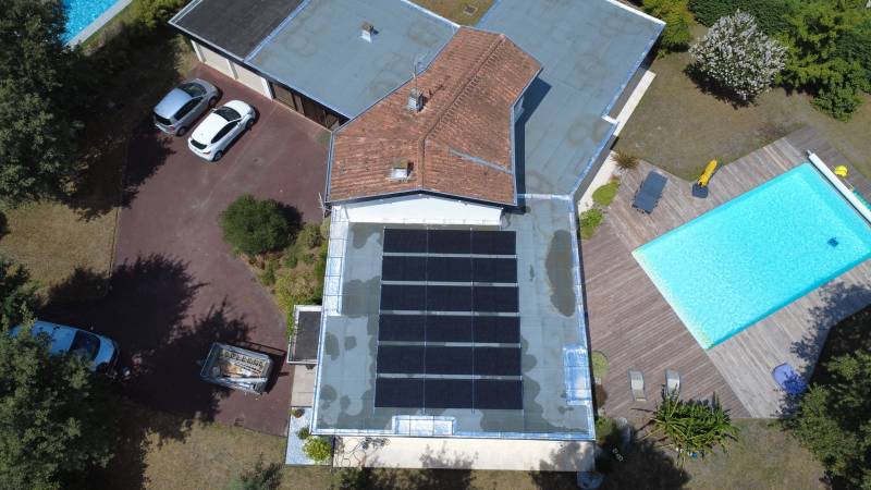 Pose de panneaux solaires sur toit plat à Léognan : structure lestée K2 préservant l'étanchéité de la toiture-terrasse