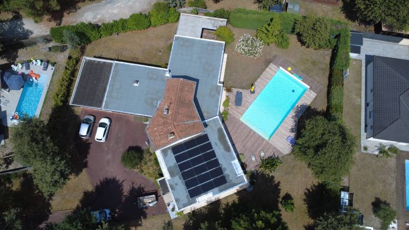Installation photovoltaïque 9 kWc à Léognan sur toiture-terrasse : 18 panneaux DualSun Flash 500 posés sur structure autoportante K2