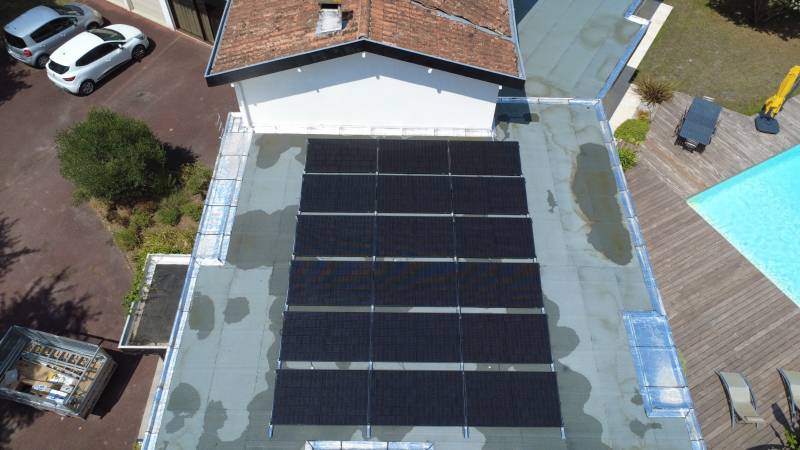  Réalisation Energie Sol'R à Léognan (33850) en Gironde : panneaux solaires intégrés sur la toiture-terrasse d'une maison contemporaine