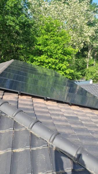 Panneaux solaires DualSun full black répartis sur toiture multi-pans à Blanquefort en Gironde