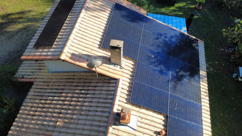 Pose de panneaux photovoltaïques sur toiture résidentielle à Bordeaux, installation optimisée pour l’autoconsommation et dimensionnée selon le profil énergétique du foyer.